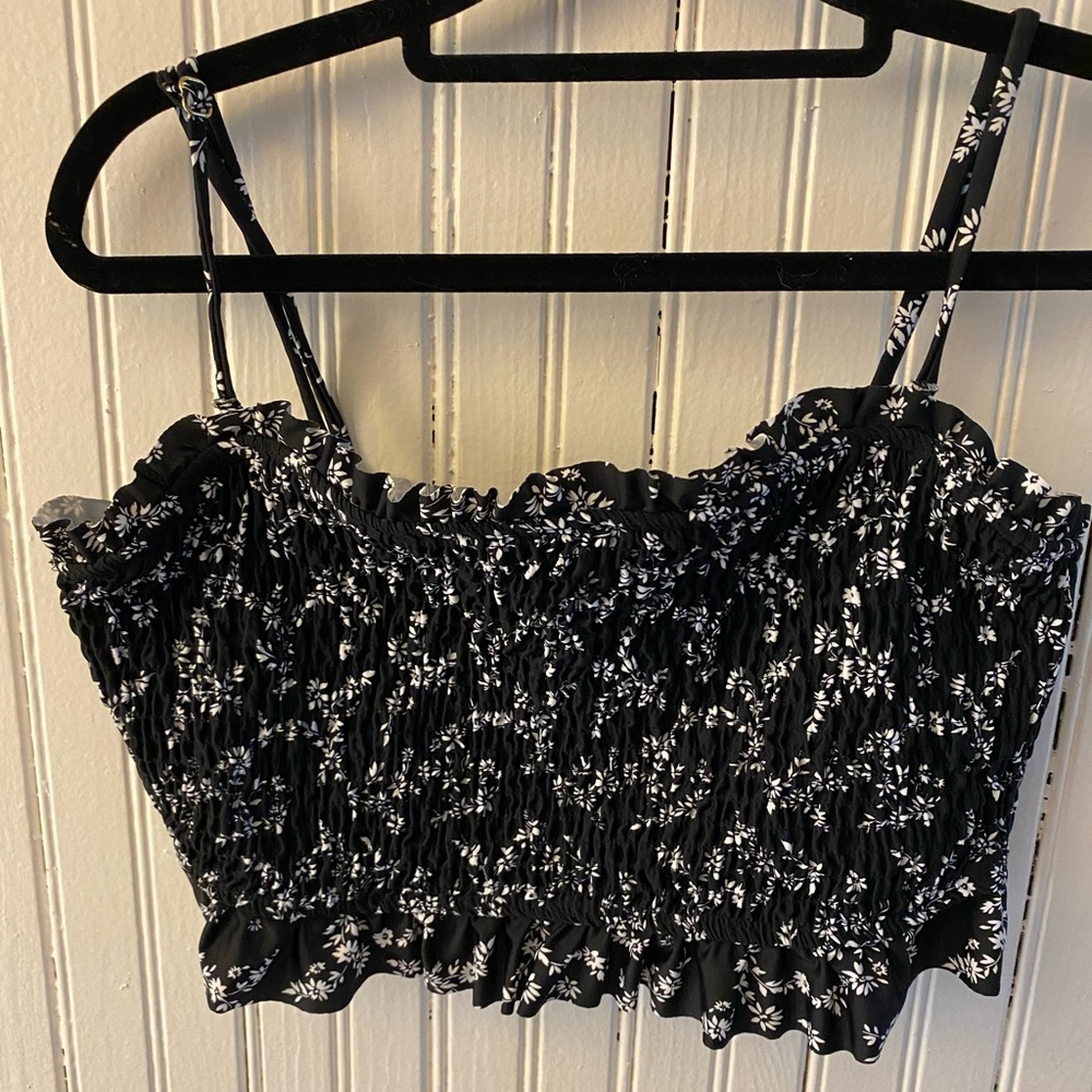 Black ruffled floral crop top xxl